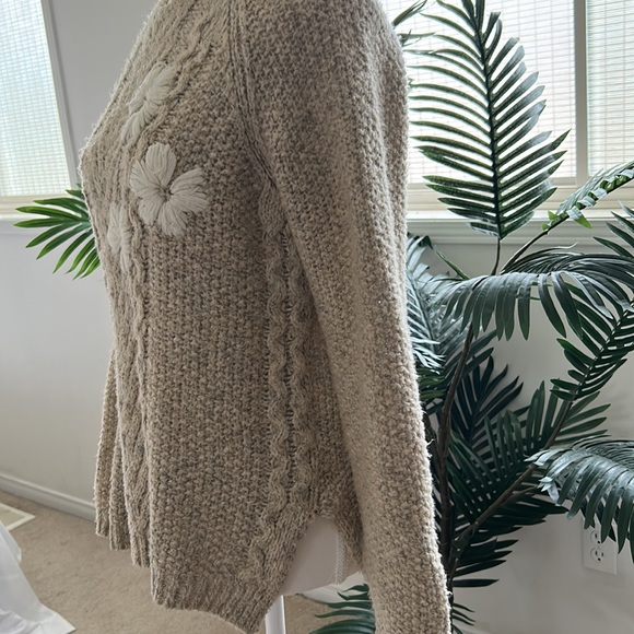 Sweater. - Picture 5 of 8